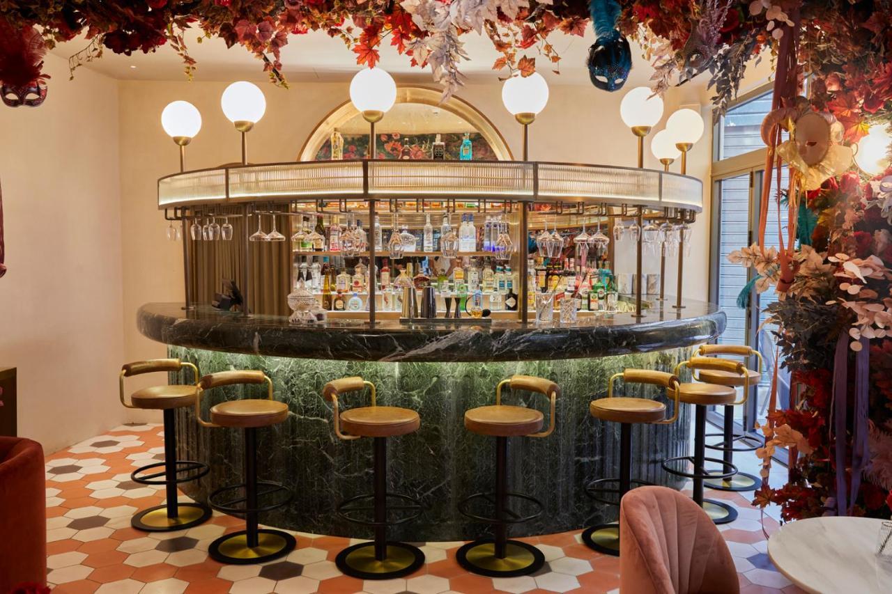 Hotel Gatsby Atény Exteriér fotografie The bar at the restaurant