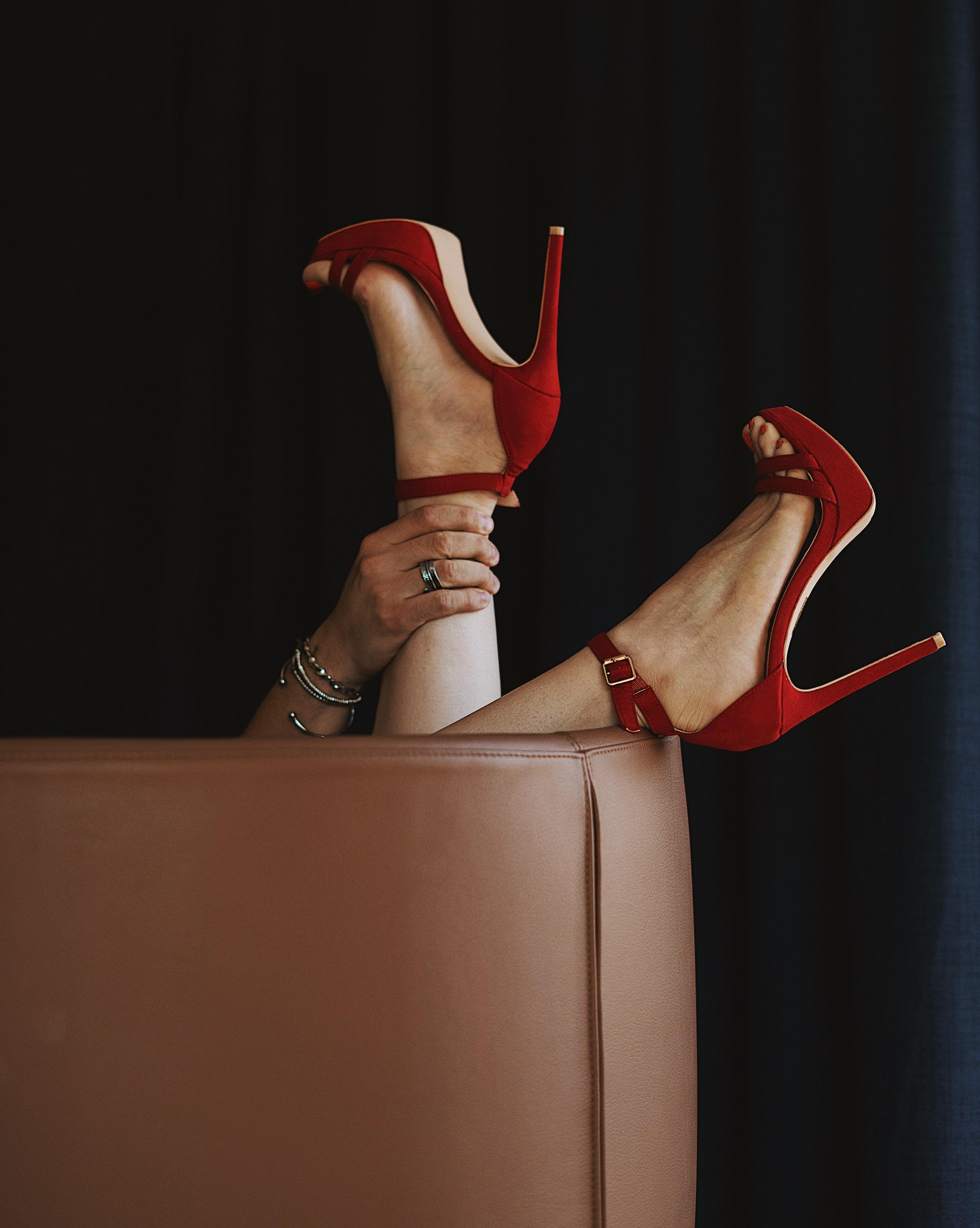 Hotel Gatsby Atény Exteriér fotografie A woman wearing red high-heeled shoes