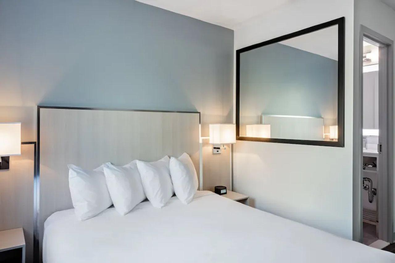Hotel Gatsby Atény Exteriér fotografie A room at the Hilton Garden Inn in San Francisco
