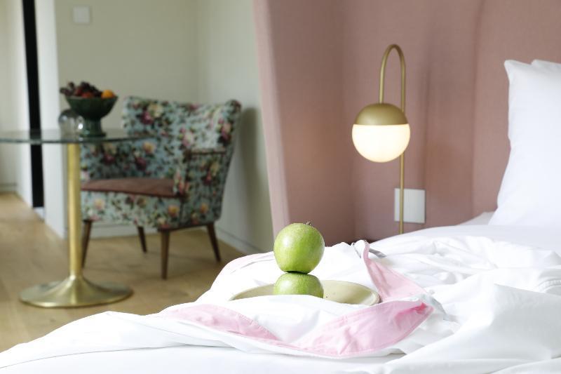 Hotel Gatsby Atény Exteriér fotografie A bedroom with a floor lamp